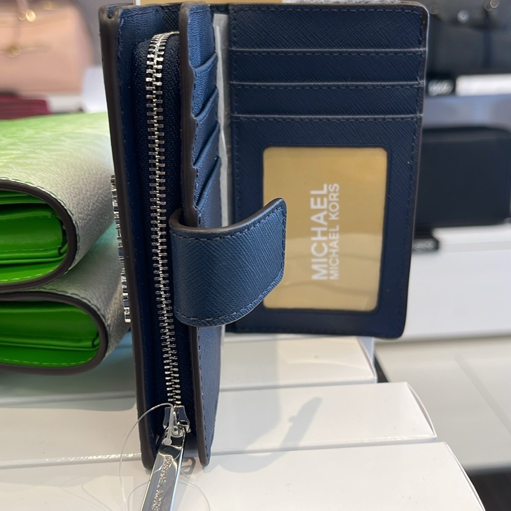 Michael Medium Crossgrain Leather Bifold Wallet
Navy
NWT - Picture 8 of 16